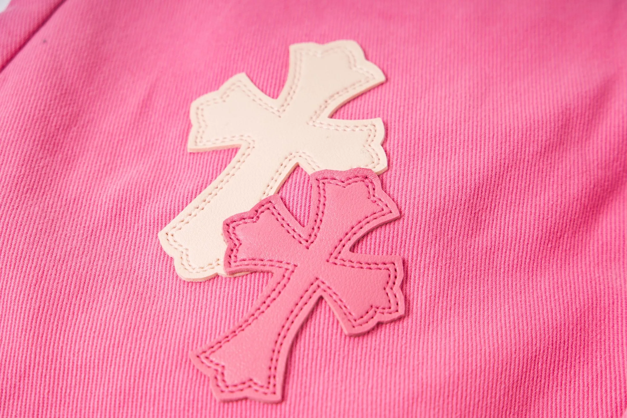 P270 💰 (Top version) CHROME HEARTS 25ss dopamine light pink cross leather washed jeans - Full of exploring the ultimate in fashion, Chrome Hearts' new Chrome Hearts pants not only present a unique style, the fresh ice blue looks particularly youthful and energetic. The mid-high waist design is paired with a lazy and casual style, which not only shows long legs but also maintains a casual feel. It is a must-have fashion choice for trendy men and trendy women. Color: Dopamine powder Size: 28-30-32-34 (corresponds to S-M-L-XL)